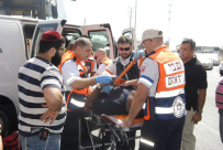  بالصور: إصابة شابين بحادث طرق بين حافلة ومركبة في شارع رقم 40 بمدينة اللد